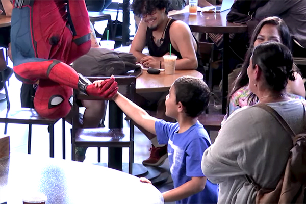 ¡Spider-Man asusta a los clientes de un Starbucks!