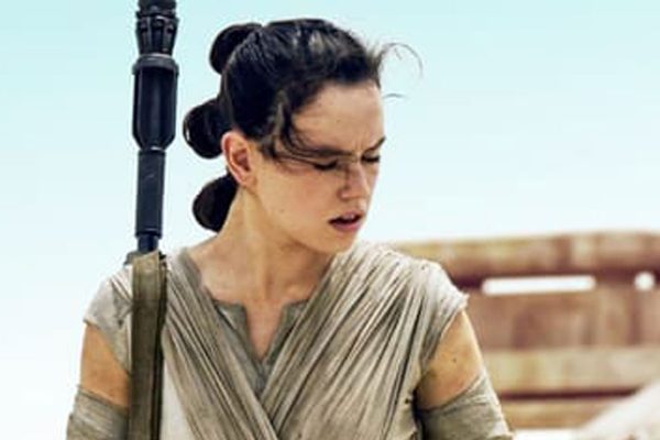 Daisy Ridley toma un taxi