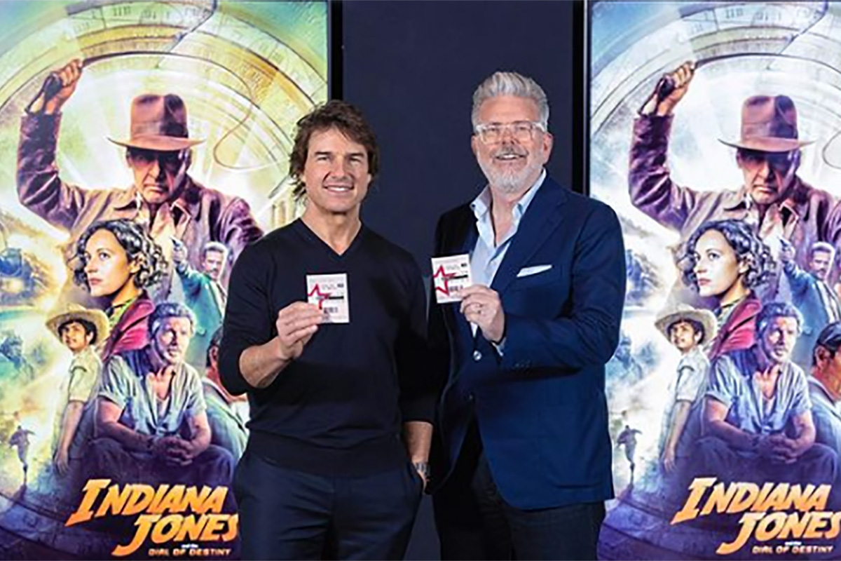 Tom Cruise pide al público que vaya a ver los títulos rivales "Barbie" y "Oppenheimer"