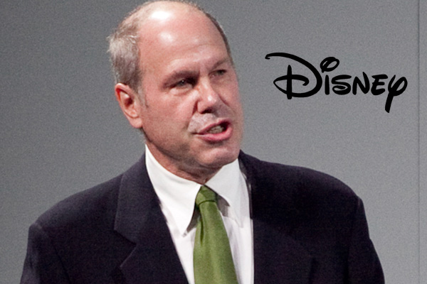 Dos altos ejecutivos, Michael Eisner y Jeffrey Katzenberg, y dos estrellas masculinas de Hollywood, Leonardo DiCaprio y Ben Affleck también disparan contra Harvey Weinstein