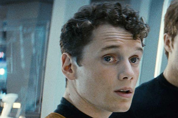 Jennifer Lawrence, Demi Moore, Zoe Saldana y Jon Voight destapan una estatua dedicada a Anton Yelchin