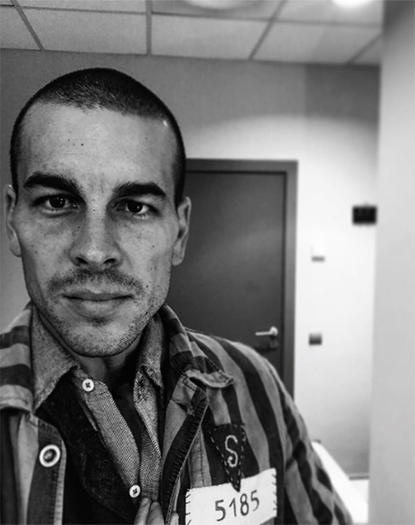 Mario Casas cambia radicalmente su aspecto físico