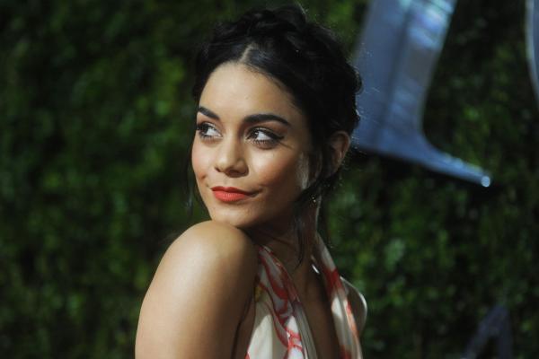 Vanessa Hudgens, ejecutiva agresiva junto a Jennifer López