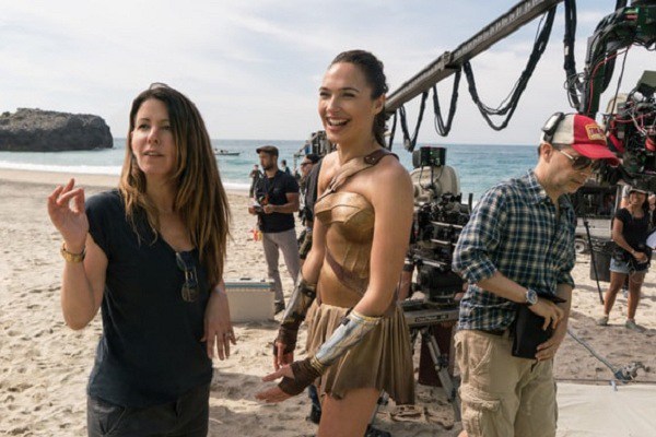 La directora de “Wonder Woman” alaba y critica a Brett Ratner con apenas días de diferencia