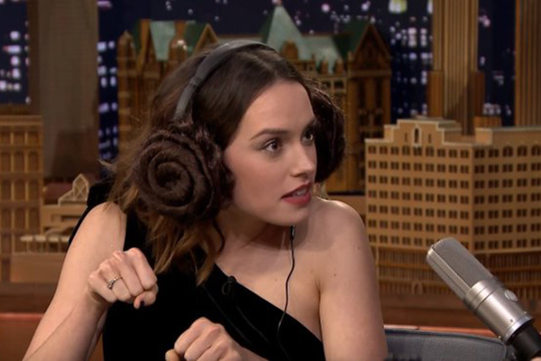 Daisy Ridley se pone unos cascos con los moños de la princesa Leia, de "Star Wars"