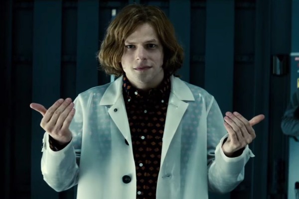 Jesse Eisenberg e Imagen Poots, atrapados en un laberinto de ciencia ficción