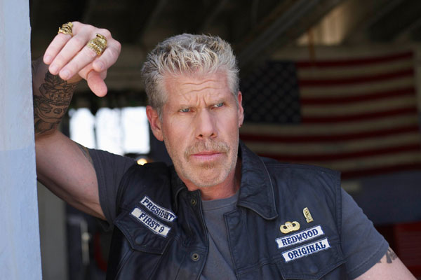 Ron Perlman viajará al lejano Oeste a echarse unas risas