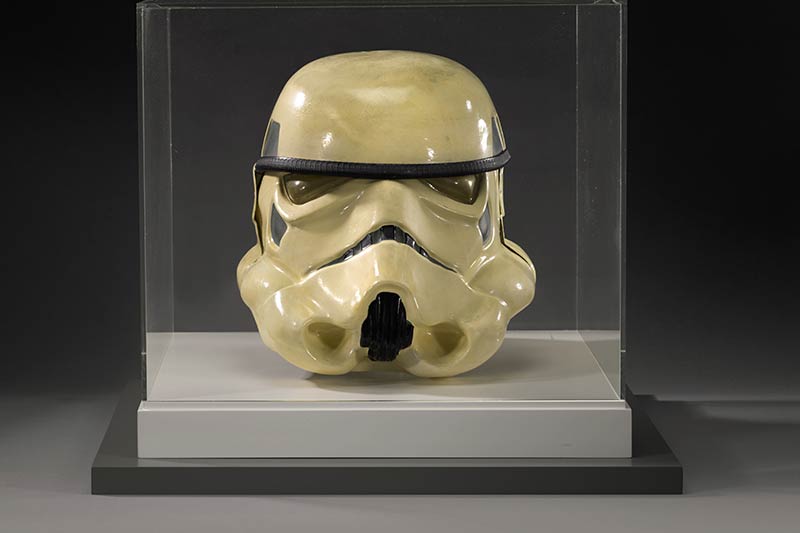 Este casco de soldado imperial de “Star Wars” no es de oro, pero lo parece