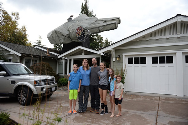 El Halcón Milenario aterriza en el tejado de una casa de San Francisco