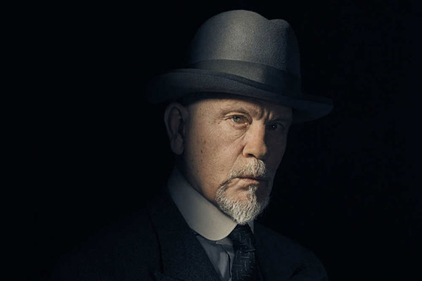 John Malkovich, caracterizado como Hercules Poirot