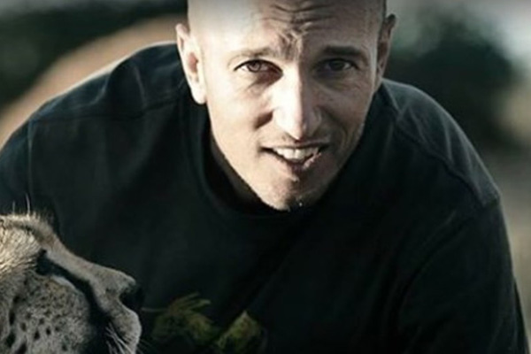 Una jirafa mata a un director de cine sudafricano