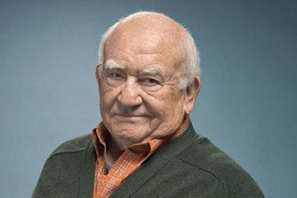 Ed Asner y James Marsden, fichados para una serie