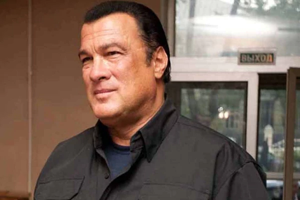 Steven Seagal abandona una entrevista de la BBC, molesto por ser interrogado sobre acusaciones de asalto sexual