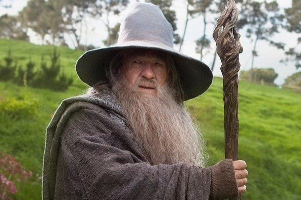 Ian McKellen quiere hacer otra vez de Gandalf en la serie de Amazon