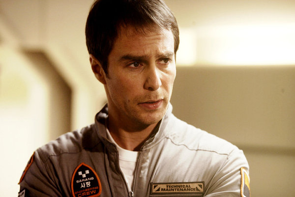 Sam Rockwell le hace el baile del gorila a Angelina Jolie