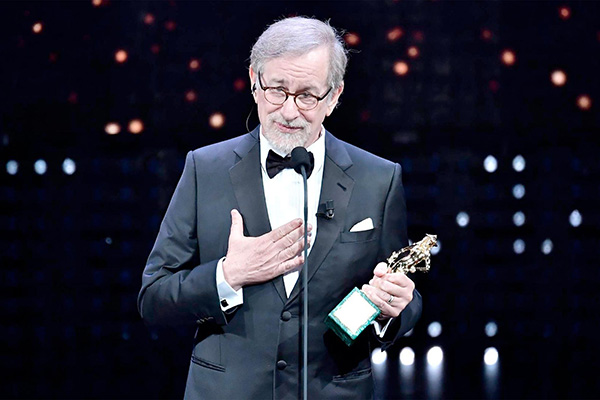 Una película que satiriza a la Camorra triunfa en los premios David di Donatello