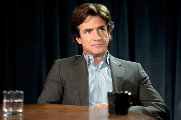 Dermot Mulroney aprende un truco de miedo