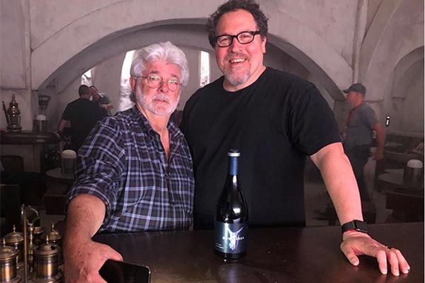 George Lucas se pasea por el plató de la serie de "Star Wars"