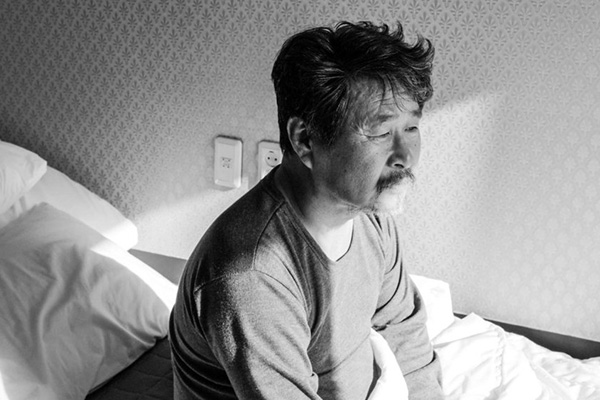 El coreano Hong Sang-soo triunfa en el Festival de Gijón con “Hotel By the River”