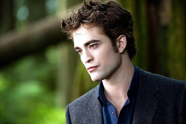 Robert Pattinson junto a Timothée Chalamet en “The King”