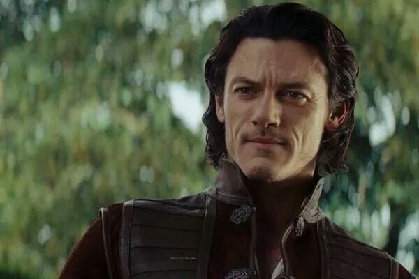 Luke Evans se va de fiesta con Jennifer Aniston y Adam Sandler