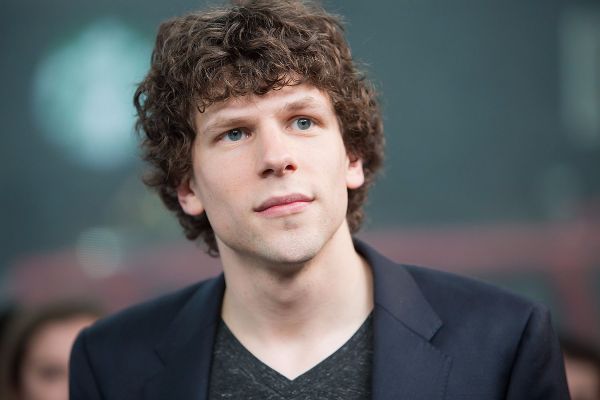 Jesse Eisenberg e Imogen Poots buscan la casa perfecta en “Vivarium”