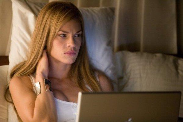 Hilary Swank se convierte en una mujer fatal