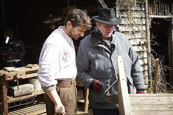 Entrevista con Mike Newell, director de “La sociedad literaria y el pastel de piel de patata”
