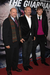 Kevin Costner, Ashton Kutcher y Andrew Davis Kevin Costner, Ashton Kutcher y Andrew Davis