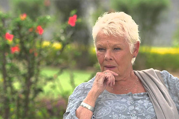 Judi Dench apoya contracorriente a su buen amigo Kevin Spacey al recoger el premio Donostia