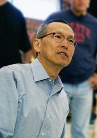 Wayne Wang reza sus oraciones