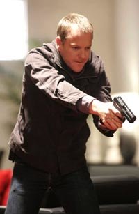 Kiefer Sutherland se mira al espejo
