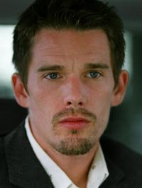 Ethan Hawke rodeado de vampiros