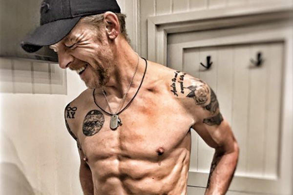 Simon Pegg se transforma por completo para su nuevo trabajo