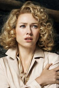 Naomi Watts y Clive Owen investigan codo con codo