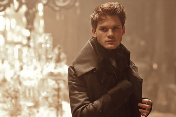 Jeremy Irvine será un agente del universo Bourne