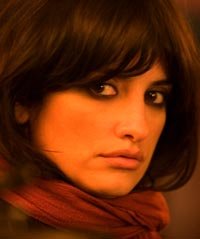 Penélope Cruz recibe una medalla de manos de la reina