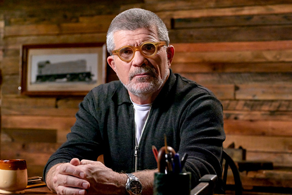 David Mamet sale en apoyo de su amiga Felicity Huffman, en el caso de la Universidad