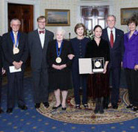 Bush premia a Olivia de Havilland y al creador de Spider-Man