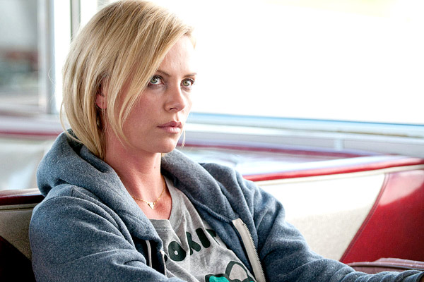 A Charlize Theron no le gusta la idea de armar a los profesores