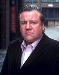 Ray Winstone será Julio César