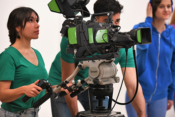 ¿Qué debo estudiar para convertirme en un profesional del cine y la industria audiovisual?