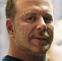 Mickey Rourke, de luchador a falso sacerdote