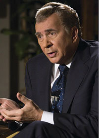 Frank Langella compra acciones en “Wall Street 2”