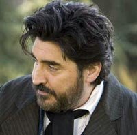 Alfred Molina en labores de protección