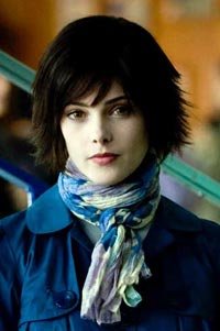 Ashley Greene renegocia