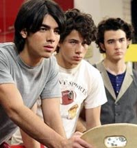 Los Jonas Brothers en un ascensor