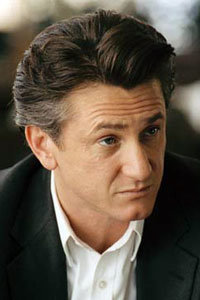 Sean Penn recibe una medalla en Haití