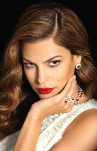 Eva Mendes, peligrosa lanzadora de cuchillos