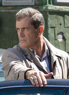 Mel Gibson sigue dando tumbos